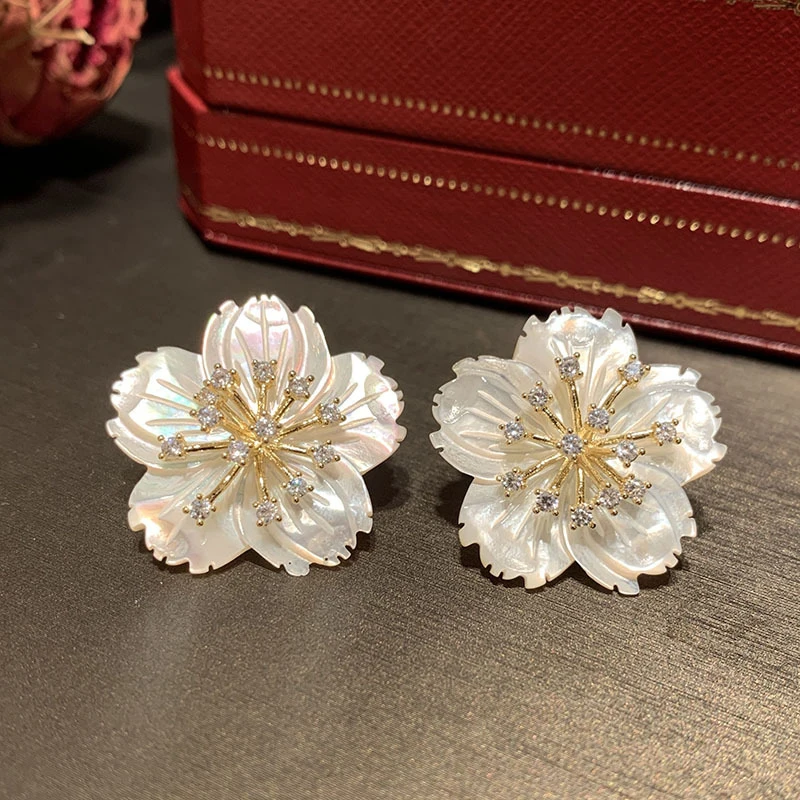 

Shell flower earrings in white mother-of-pearlS925Silver needle super shiny elegant Korean stylish internet celebrity camellia e