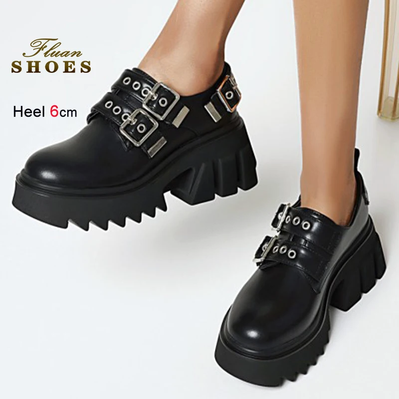 

Весенне-осенние черные женские туфли с заклепками, матовые, на толстом каблуке 6 см, с металлической пряжкой, с неглубоким вырезом, повседневные туфли-лодочки