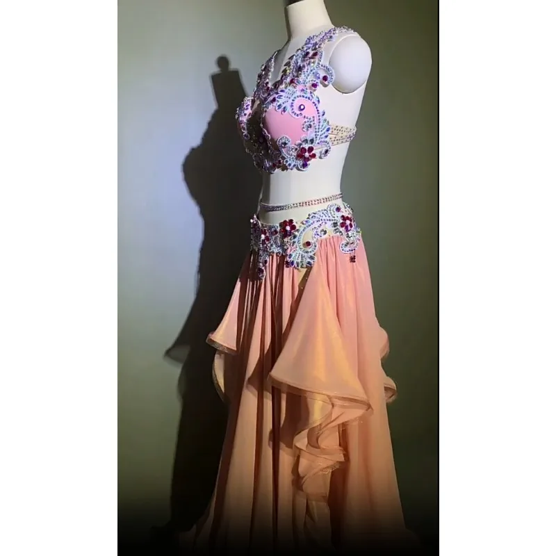 

Индивидуальный восточный костюм для танца живота, платье для выступлений, розовая большая юбка, бюстгальтер для танца живота, комплект с бриллиантами для взрослых женщин