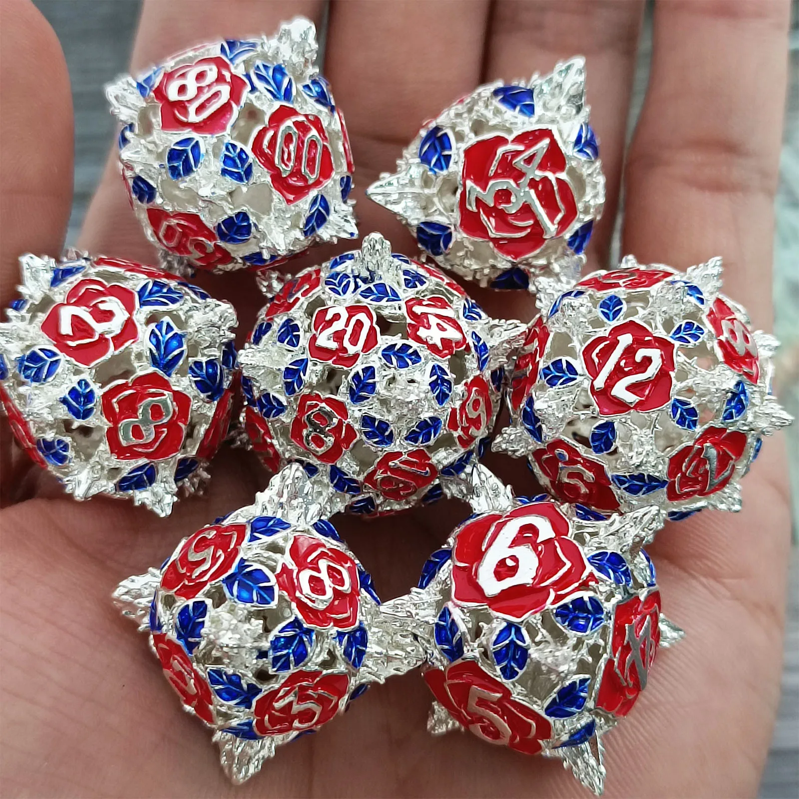 

Набор металлических кубиков DND, металлические полые игральные кости, многогранные игровые кости для настольных игр Dungeon и Dragon, набор кубиков D&D, розовые кости