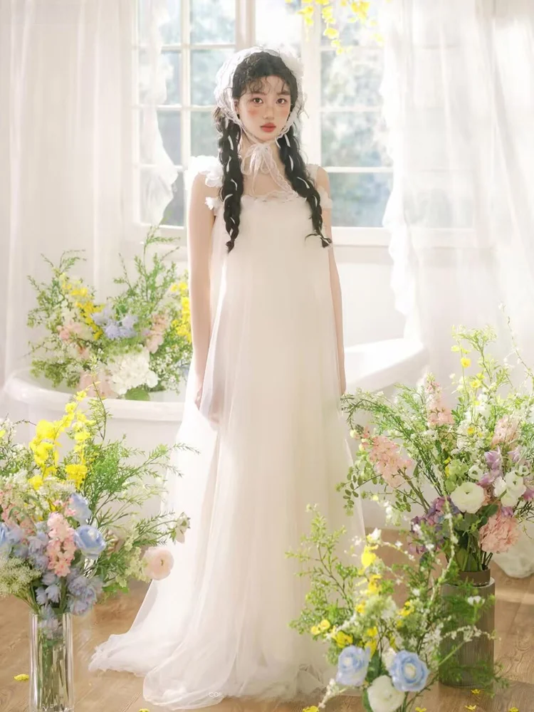 

Sweet Style White Light Studio Photo Personal Portrait Atmosphere Feeling White Strapless Dress Women's Fashionable Clo...