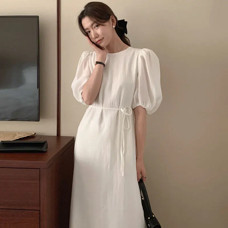 シックで優しいソフトグリーンのラウンドネック、バックレス、ベルト付きウエスト、ピュアカラー、バブルスリーブのワンピース、レディースファッション、韓国スタイル、ハイウエスト