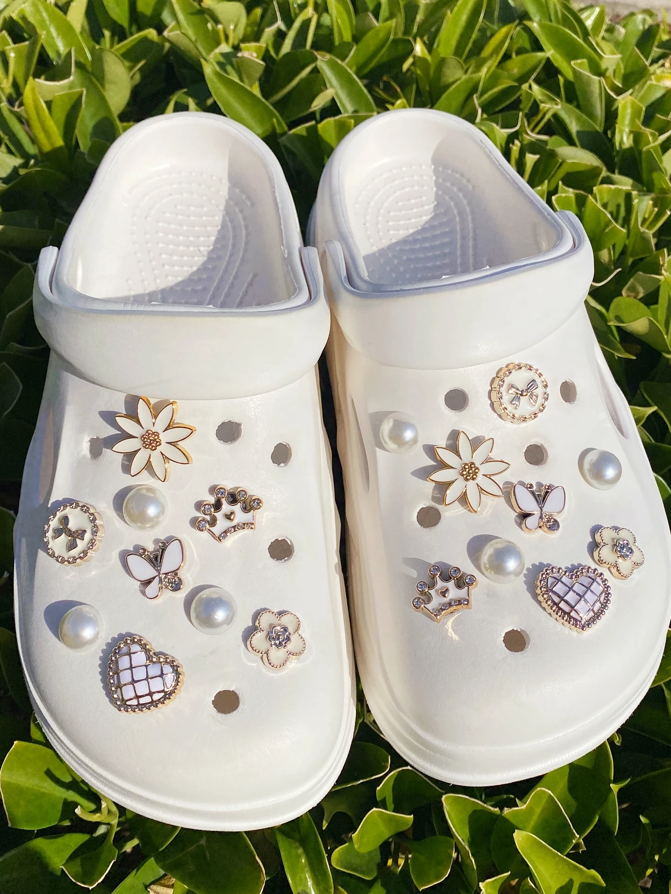 18 elegant (checkered heart, butterfly, crown, flower, beige semi-circular bead) shoe decoration heart chain decoration buckle D