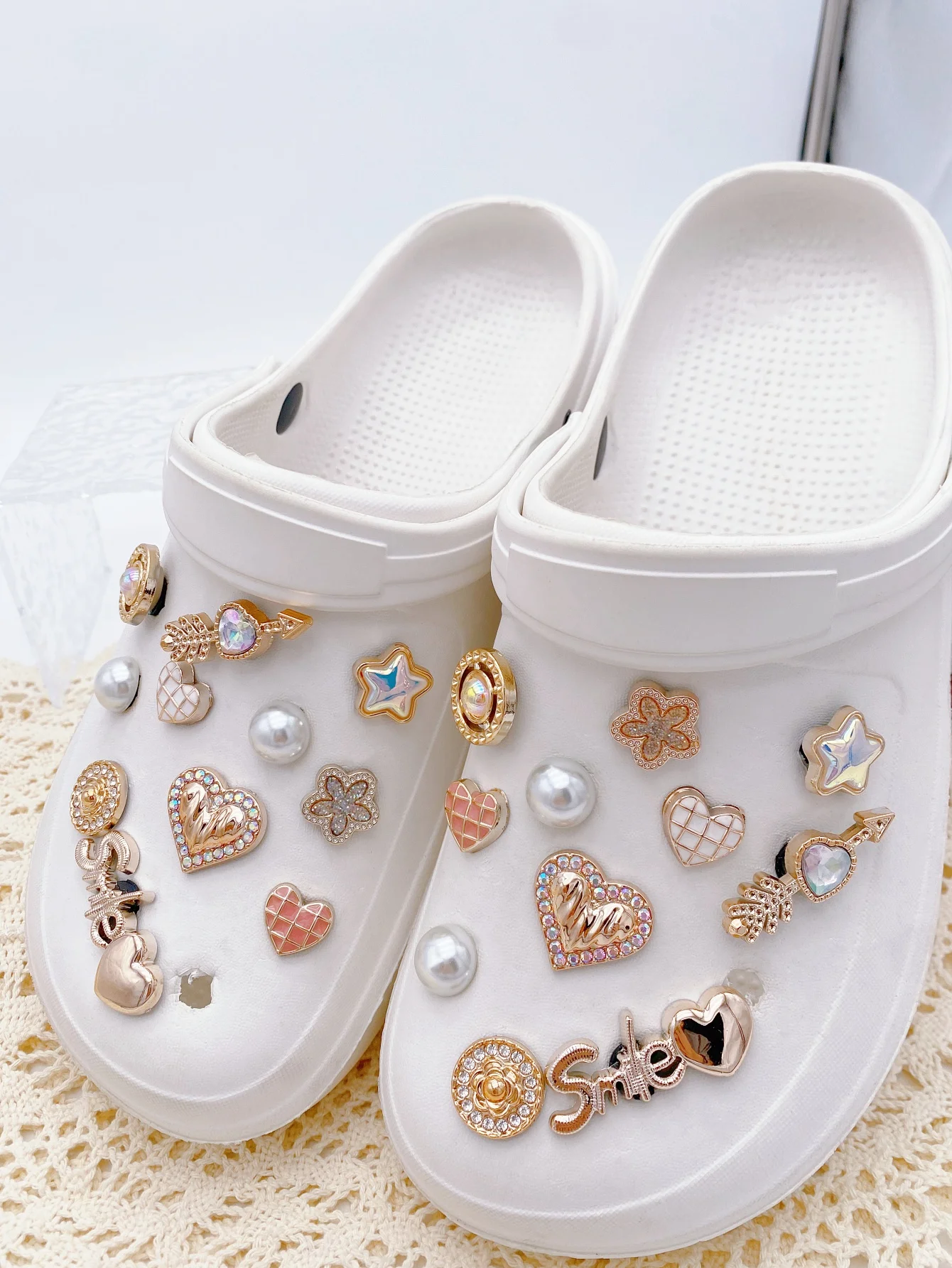 22 Stück modische goldene Herz- und Stern-DIY-Schuhzubehörteile zum Abnehmen. Perfekte Gartenschuh- und Sandalen-Dekorationsschnallen für alle Gelegenheiten