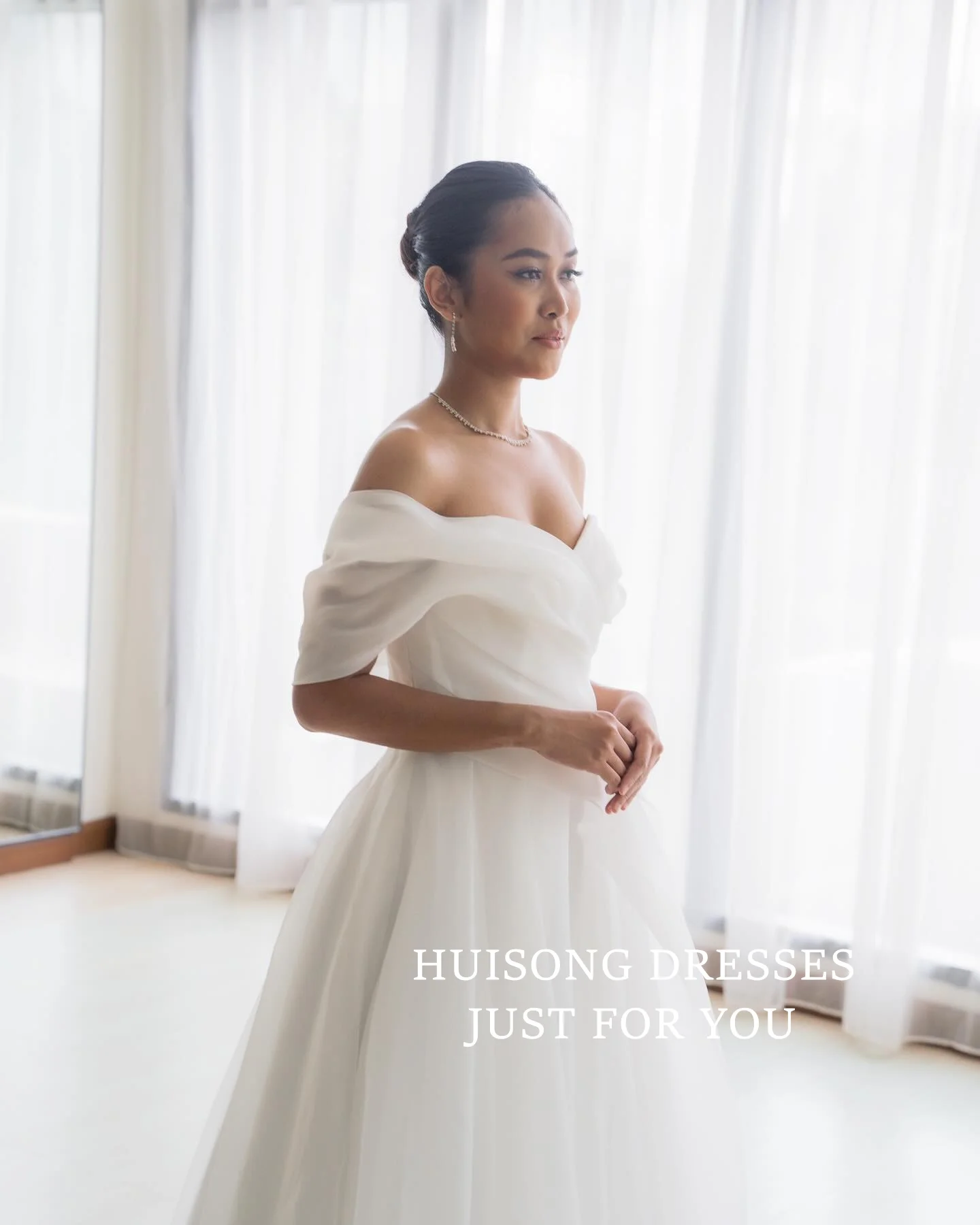 HUISONG Customized Organza Wedding Dresses Off the Shoulder Sleeveless A-Line Bride Dress Modest Long Wedding Gown