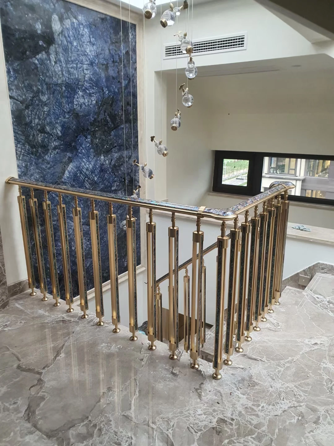 درابزين عالي على الطراز الفرنسي الحديث بحجم مخصص من النحاس والألومنيوم درابزين الدرج المعدني سهل لفندق مستشفى الفيلا