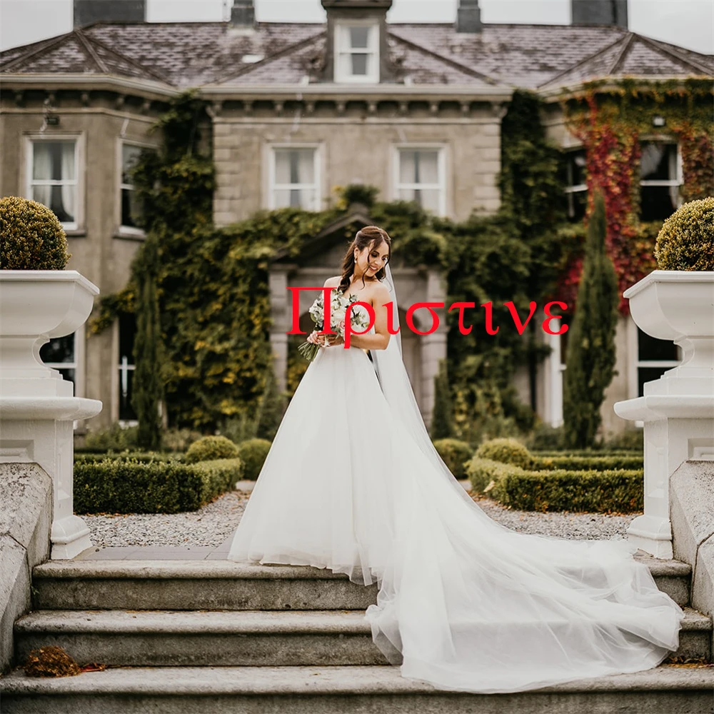 カスタマイズされた絶妙なホワイトオーガンザのウェディングドレスエレガントなストラップレスオフショルダーノースリーブチャペルトレインブライダルドレス