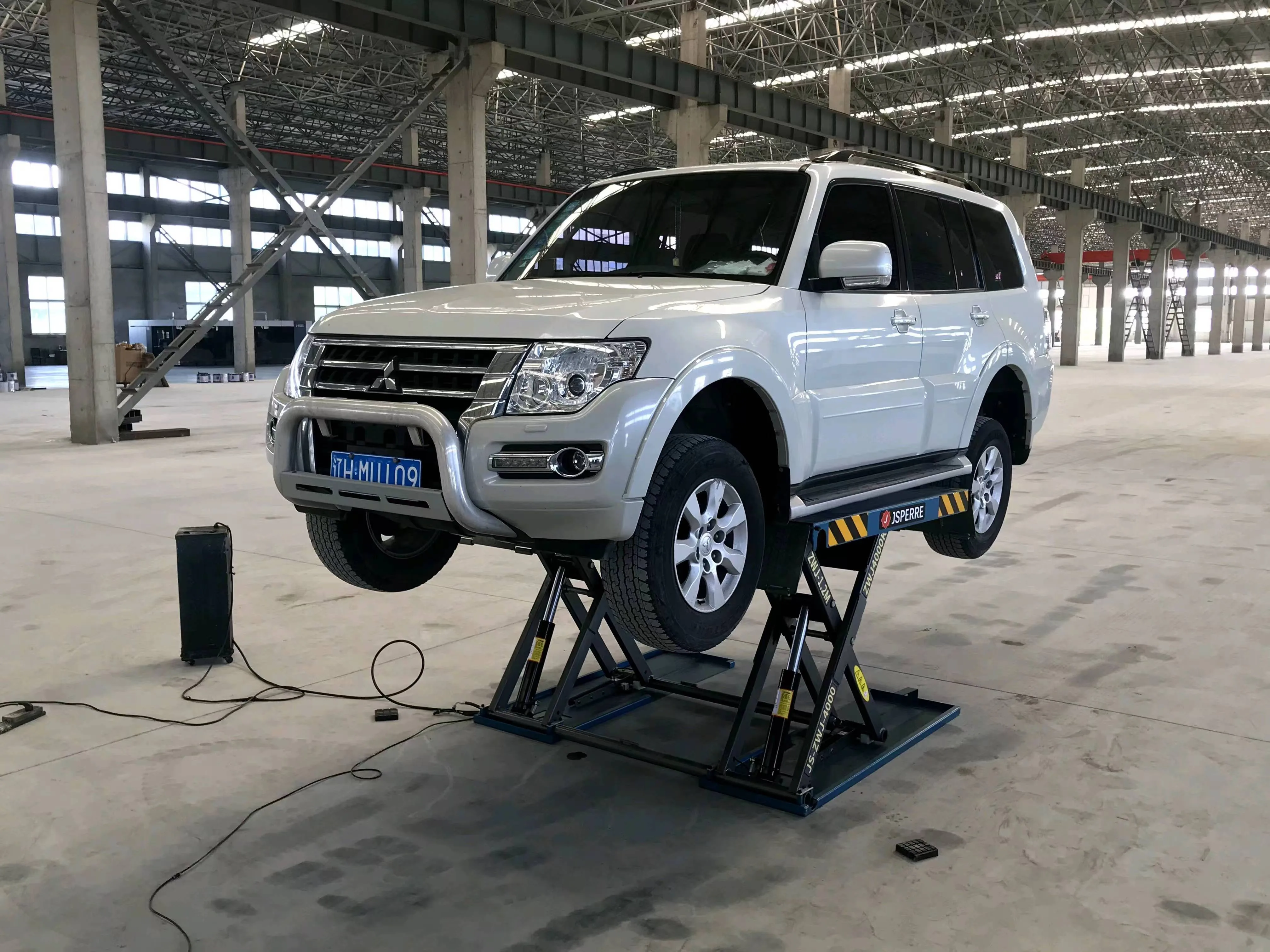 Portable hydraulic scissor car lift with hydraulic system The car lift can be moved in the middle