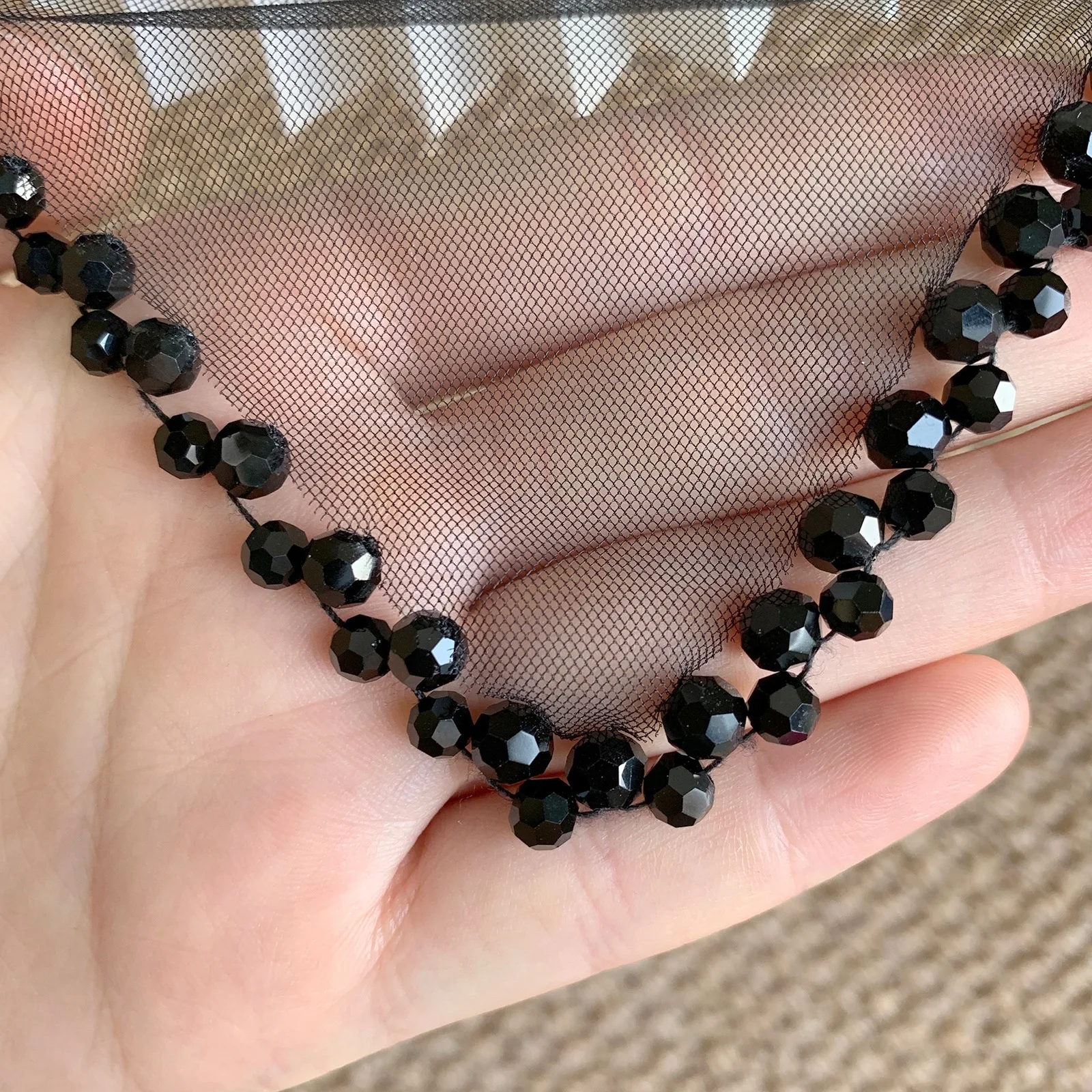 Elegantes Netz-Stirnband mit gewelltem Kristallbesatz, ein vielseitiges Haaraccessoire für Hochzeiten, Bälle, Bankette und Cocktailpartys. – Detail 4