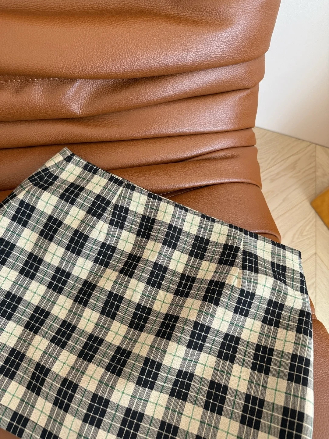High quality new plaid high waisted A-line half skirt, versatile, anti glare, hip hugging half skirt