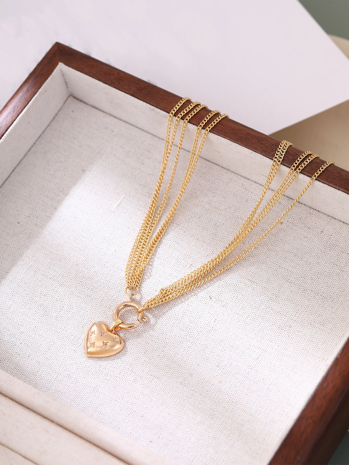 

New 5 Chains Layered Round Buckle Heart Zircon Pendant Necklace Vacation Party Concert Romantic Niche Versatile Elegant Necklace