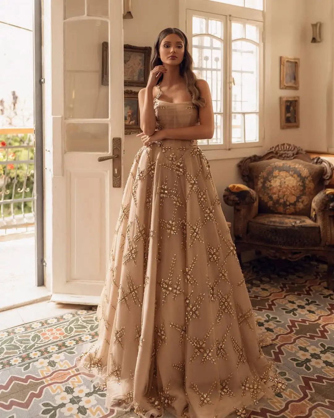 L'une robe de mariée personnalisée FATAPAESE comprend une jupe volumineuse en tombe de champagne décennement ornée de cristaux dispersés étincelles