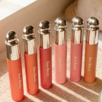 Rouges à lèvres brillants, lisses et transparents Rare Beauty qui complètent divers looks de maquillage, blush liquides, touche de raffinement pour le maquillage 2