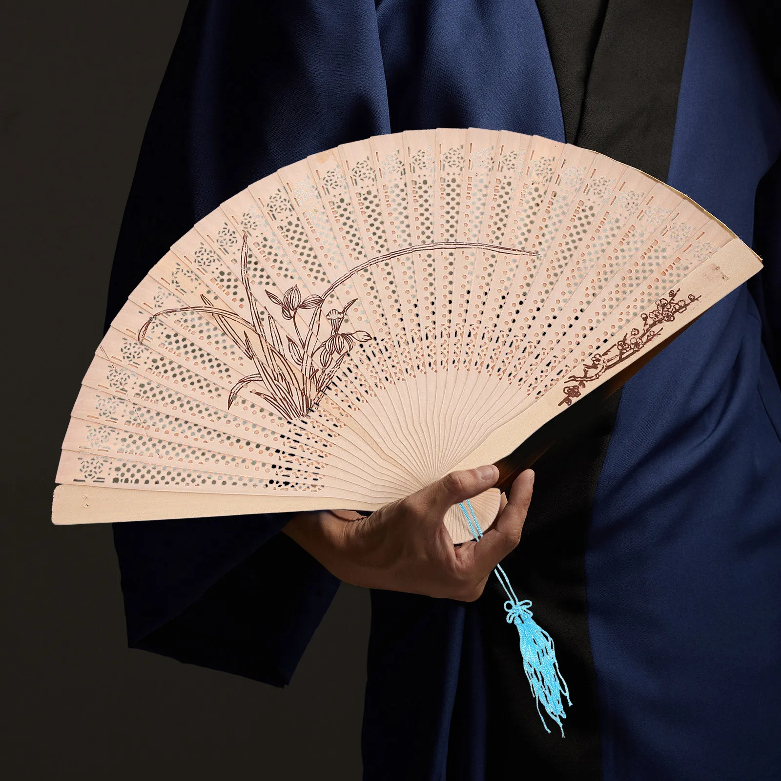 

Складной веер из сандалового дерева с ажурным дизайном, легкий, портативный, в китайском стиле, для повседневного использования и выступлений на сцене