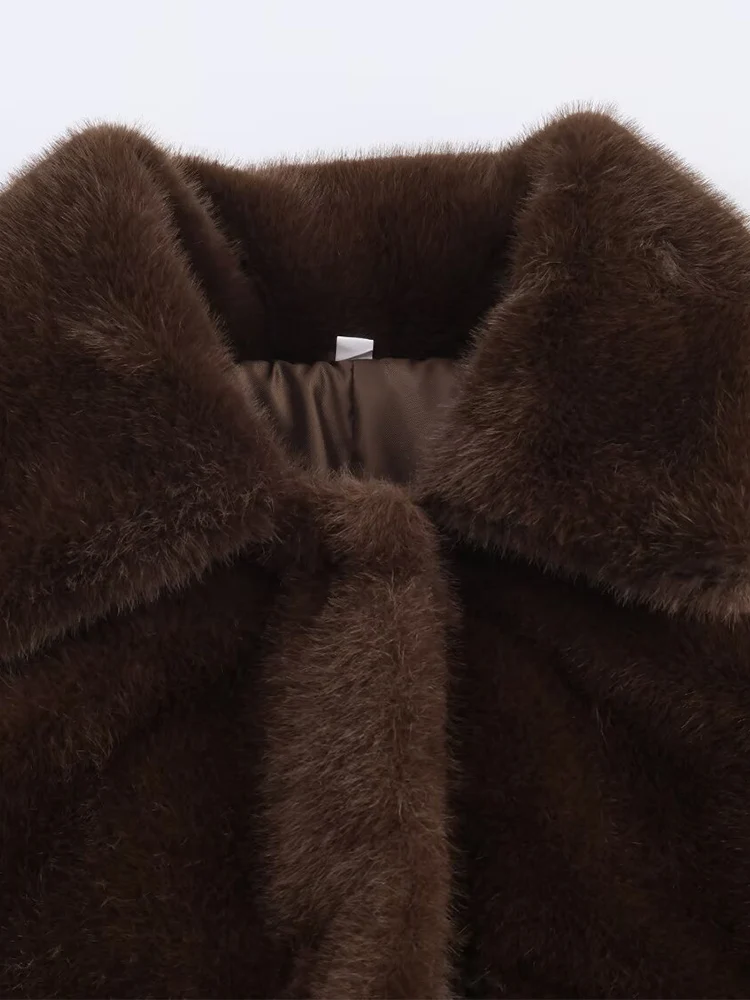 Style européen nouvelle mode féminine polyvalente et élégante couleur unie revers à manches longues manteau effet fausse fourrure.