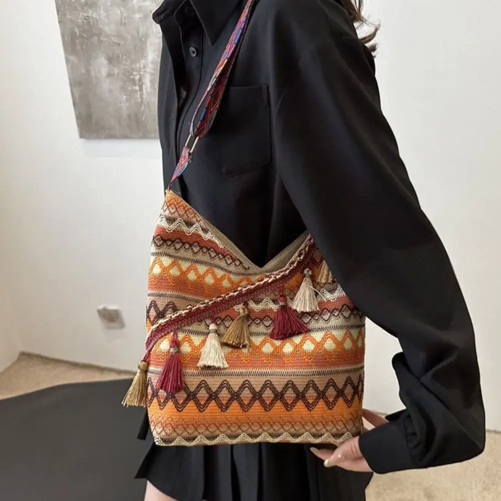 All-match Vintage Ethnic Style Crossbody Bags Large Capacity Woven Bohemian Tote Bag Tassel Geometric Fringe Shoulder Bag Women view 2