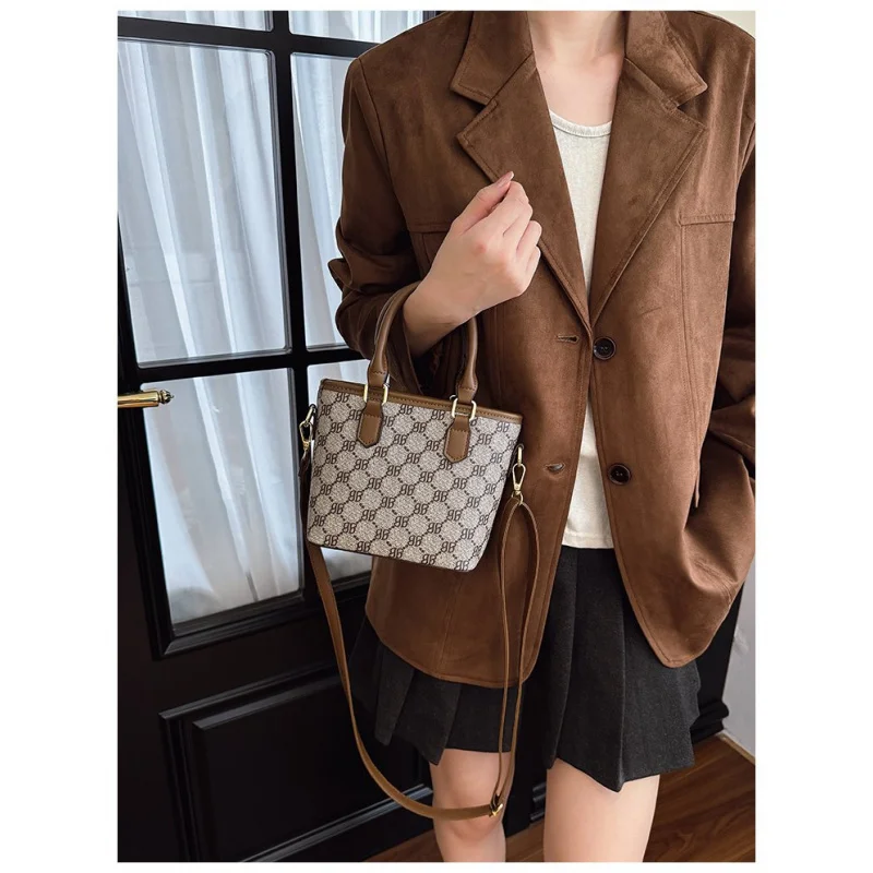 Damen-Umhängetasche aus Nubukleder mit trendigem, leichtem, weichem, täglichem Look im Vintage-Stil von Wales