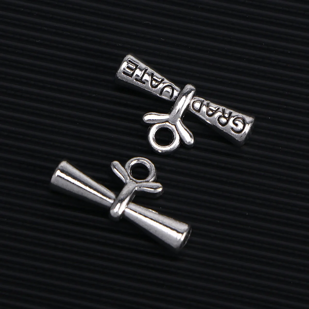 

100pcs Graduation Pendant Alloy Hypoallergenic Creative Student Gift Decor Accessory Party Graduation Memory 11X21Mm