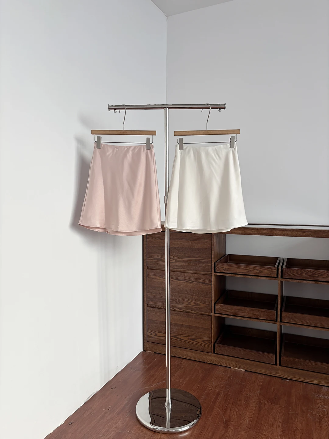 Diyi  Style Satin Feel Acetate  Skirt Women's Summer New Modern Loose Waist Side Cut Low Waist Short Skirt