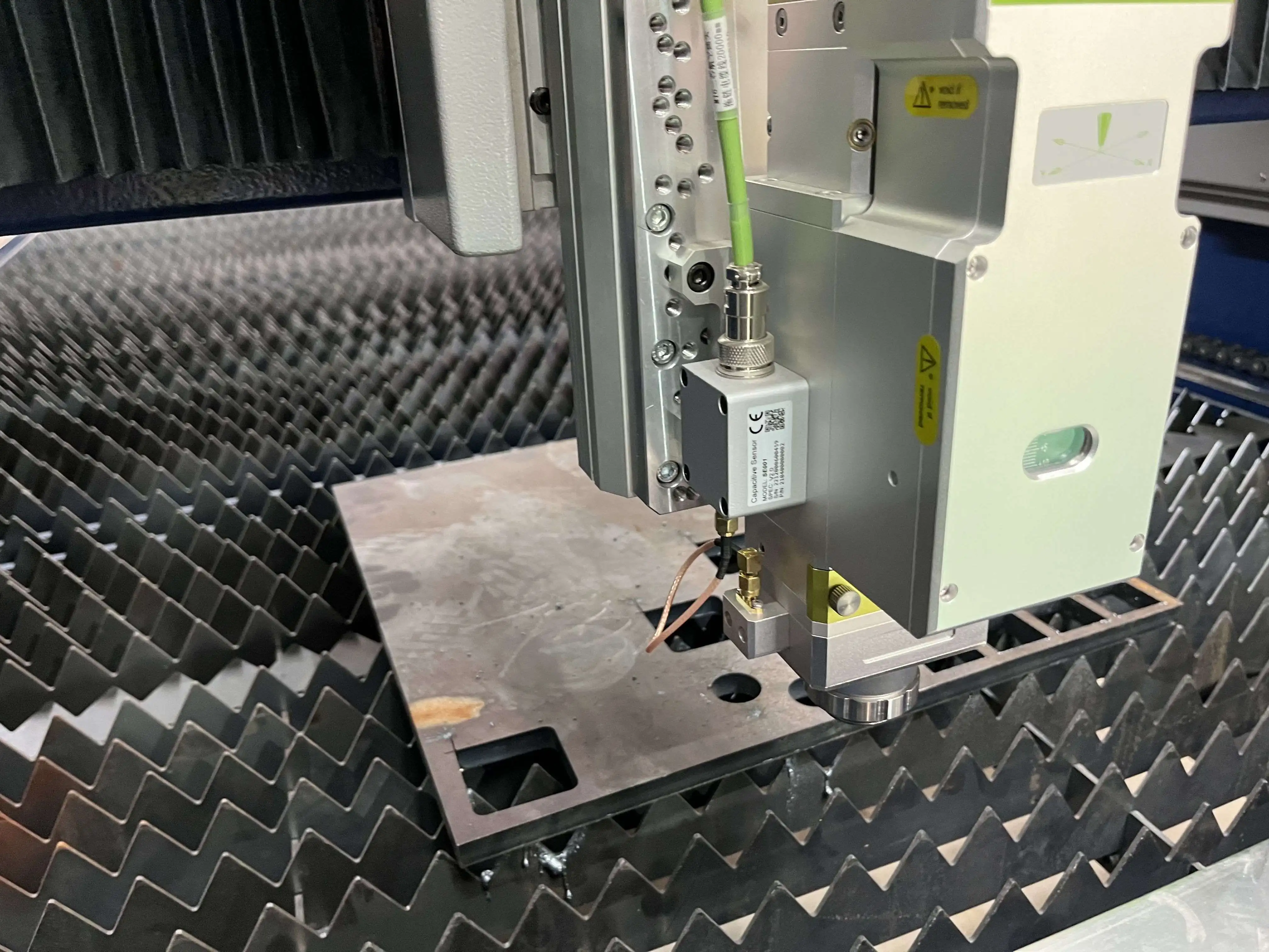 

Профессиональный волоконный лазерный резак класса 3015 с автоматической регулировкой давления газа для различных требованиях резки материала