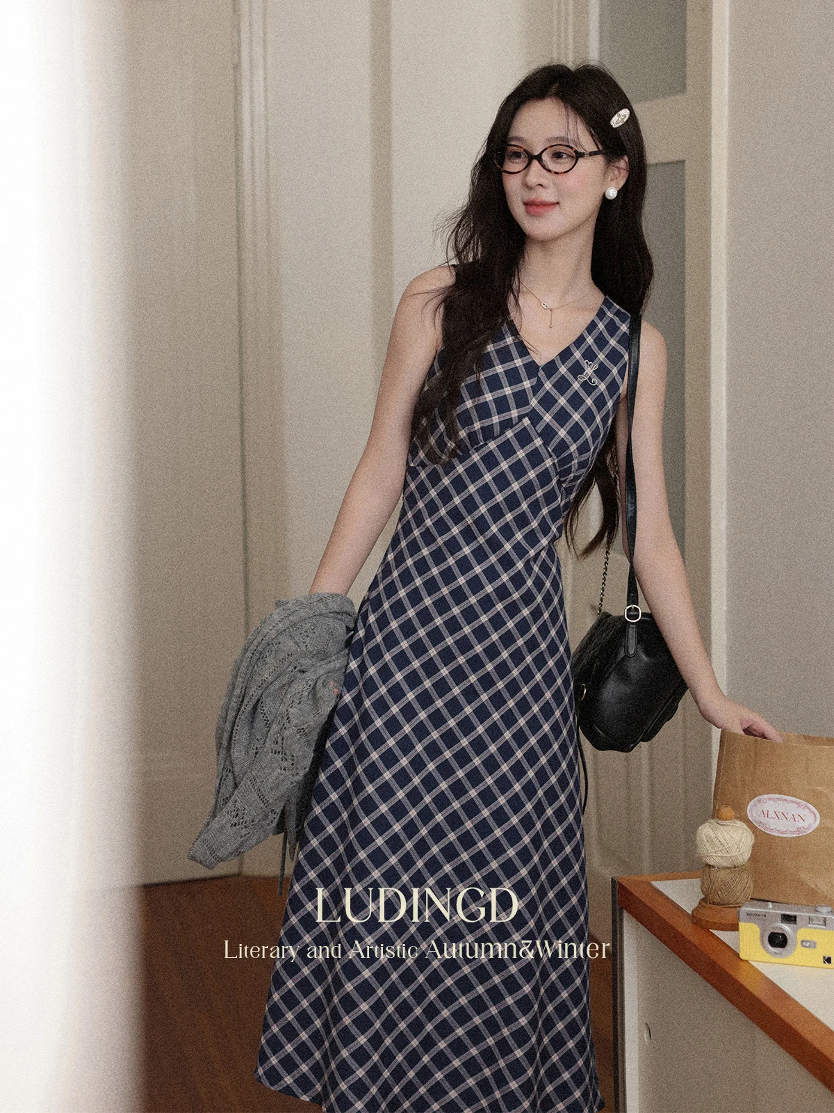 

ALXNAN Plus Size Navy Blue Sleeveless Dress Plaid V-neck Long A-line Cotton Women's Dress 2025 Autumn Vacation Clothing D12556