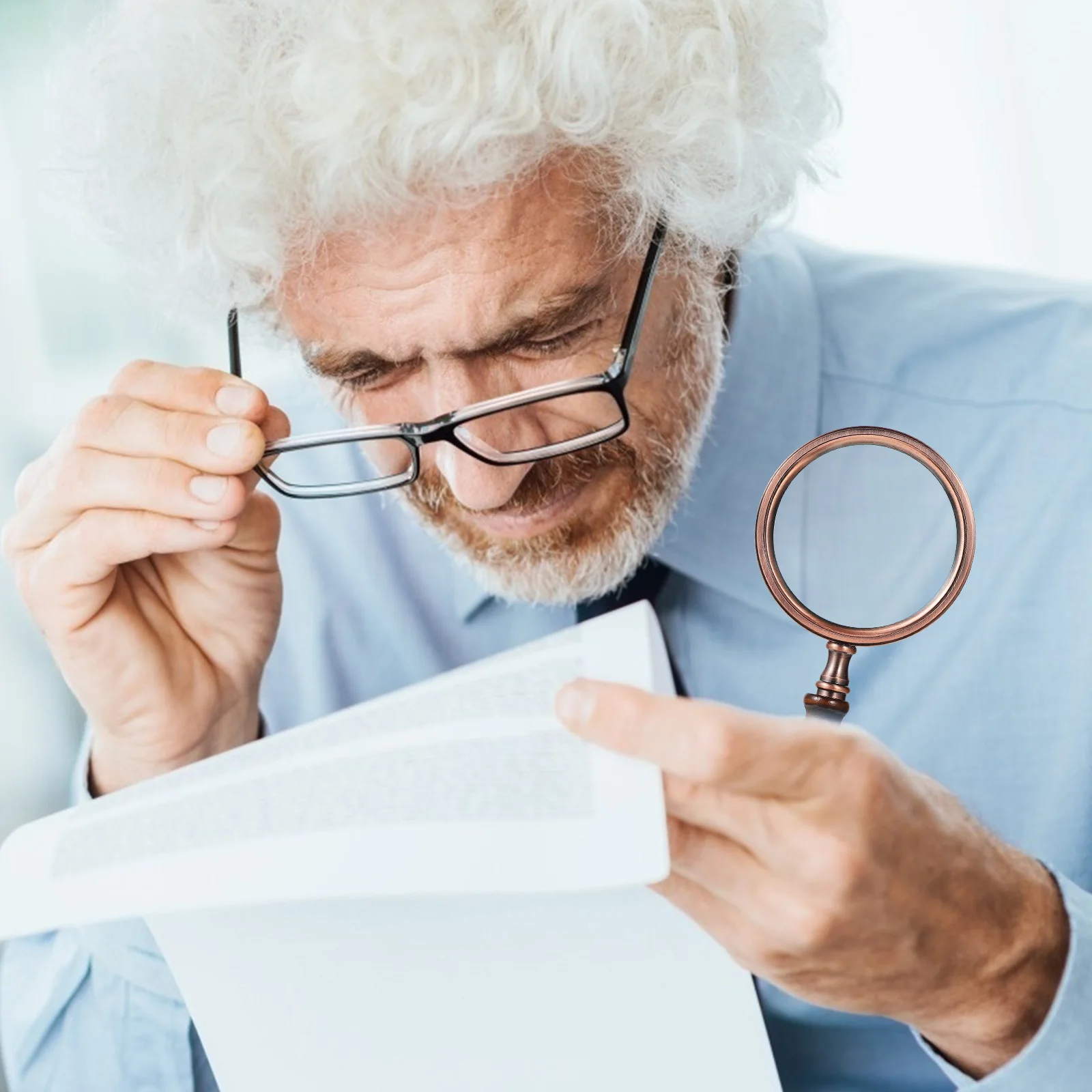 

1Pcs Reading Magnifying Glass Wooden Handle Portable Lightweight Magnifier for Elderly Books Newspapers Stamps Mobile Phone