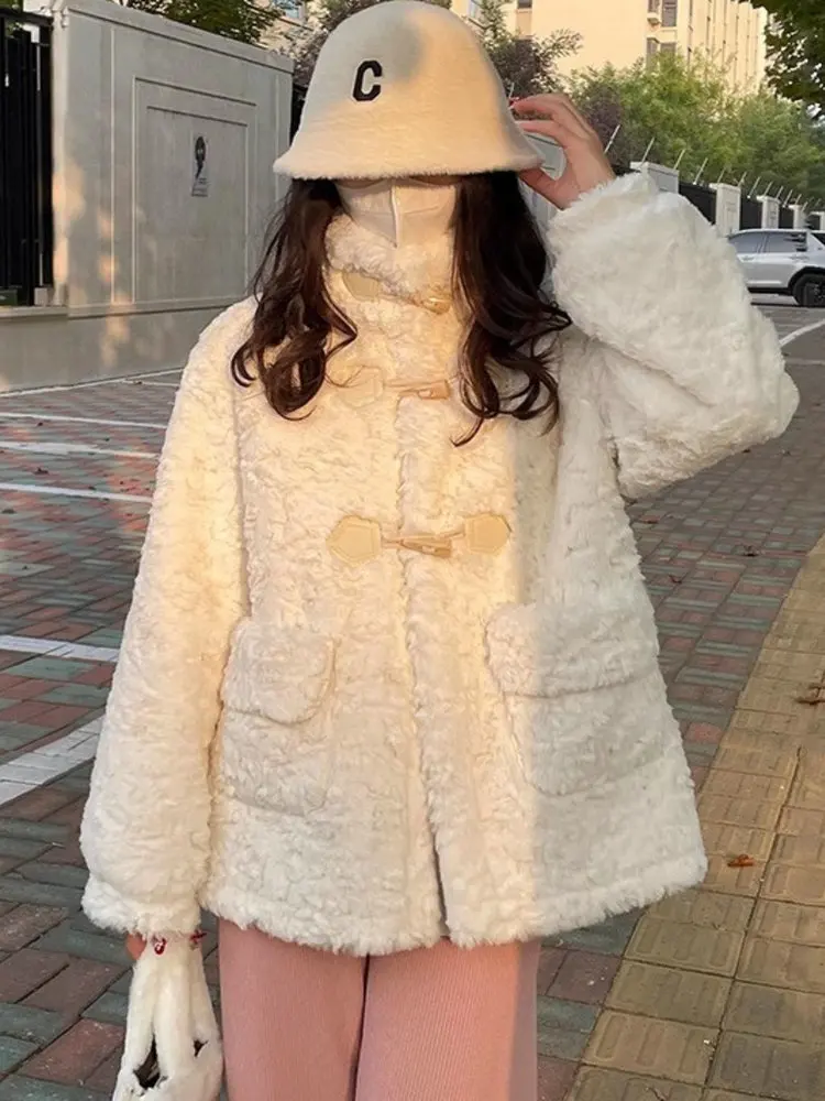 เสื้อโค้ทขนแกะนุ่มสำหรับผู้หญิง สีขาว สไตล์ลำลอง สำหรับฤดูหนาว ติดกระดุม ผ้าฝ้ายอุ่น ทรงหลวม สไตล์หวาน เรียบง่าย