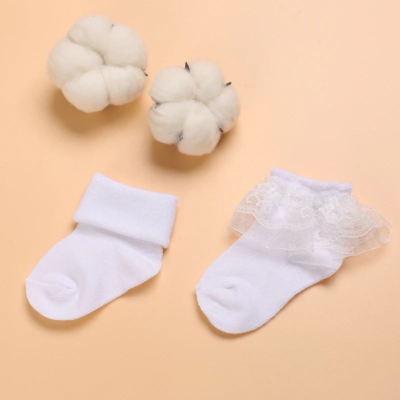 4 Paar süße Spitzen-Baumwoll-Babysocken für 0–1 Jahre alte Jungen und Mädchen, kurze Socken für Neugeborene, weiße Taufe – Detail 4