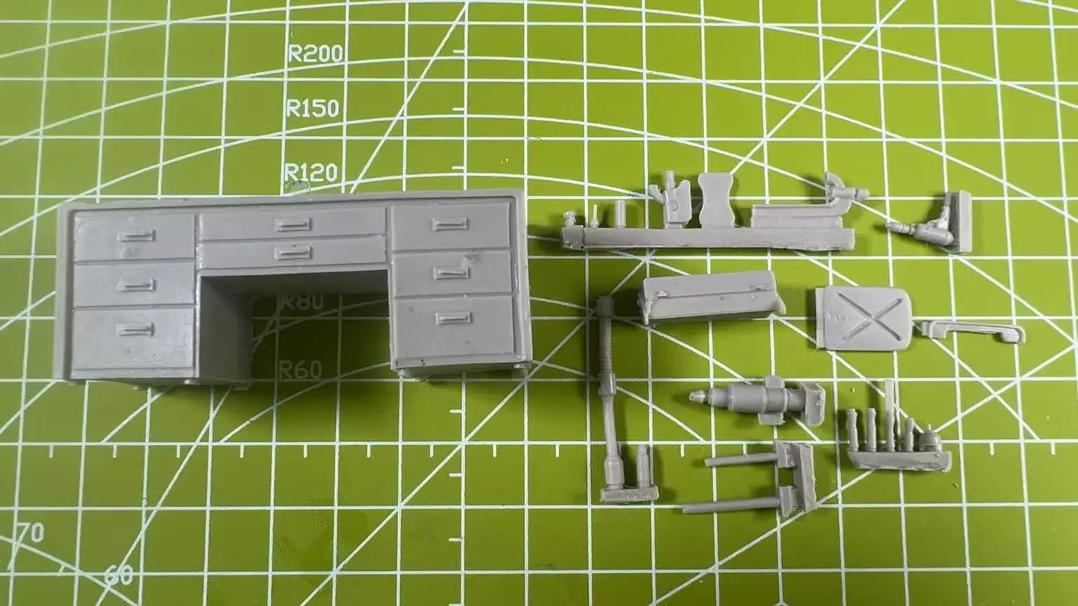 High precision1:35 Resin Model Repair Workbench Scene Model Requires Assembly of Parts Pile Up
