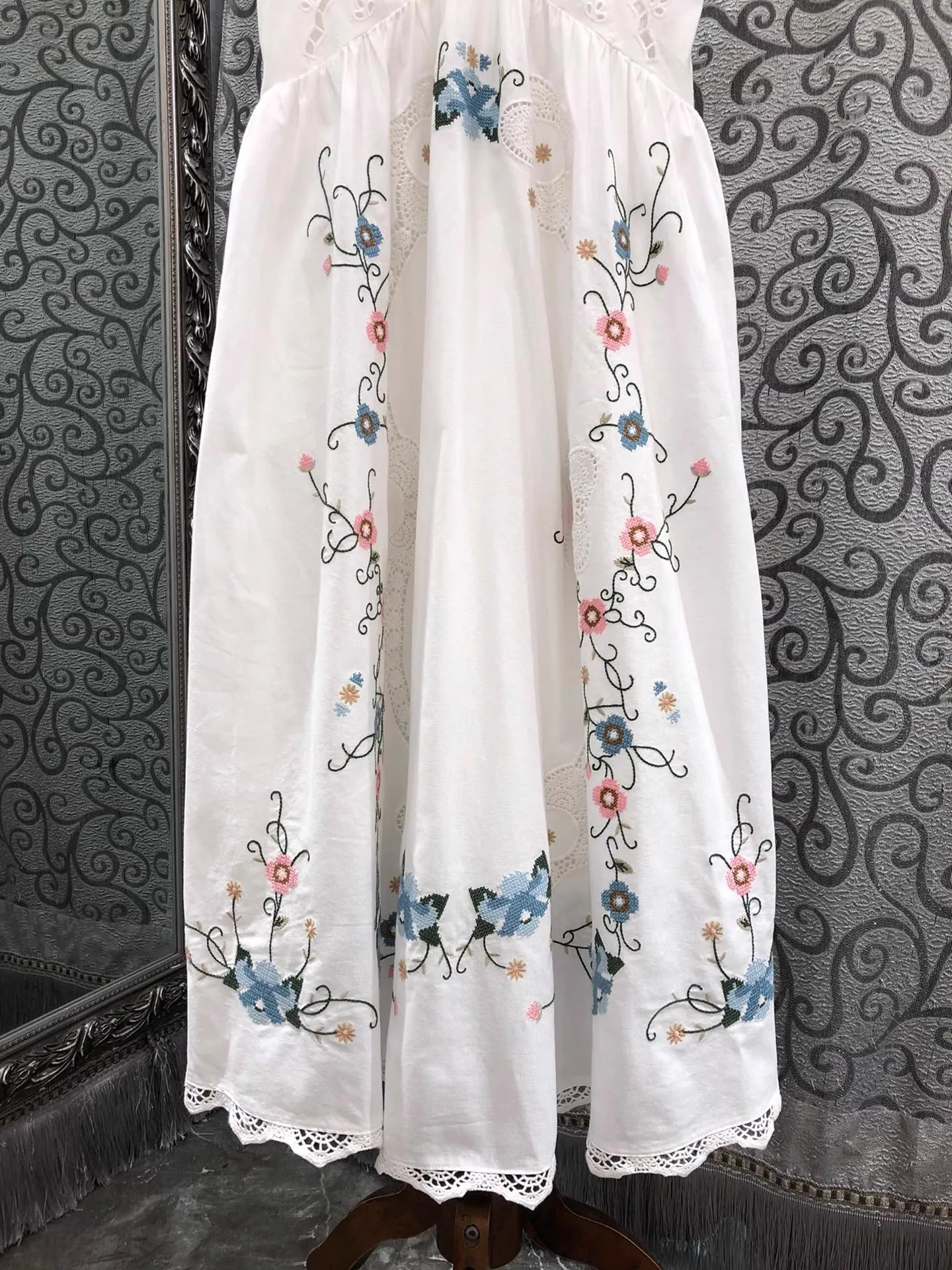 Top Quality Nuovo 2025 Abito estivo da donna con cinturino per spaghetti Lussuoso ricamo a metà polpaccio Abito bianco verde in lino di cotone