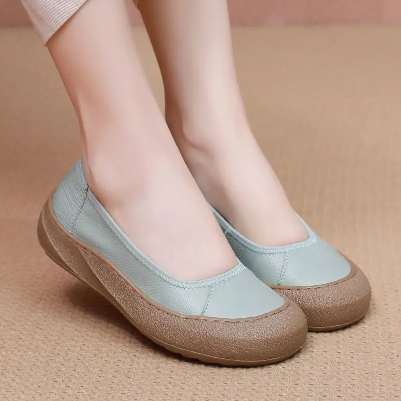 

2026 New Women's Genuine Leather Flat Shoes Comfortable Slip-On Loafers Soft Sole Round Toe Casual Walking Shoes for Mom