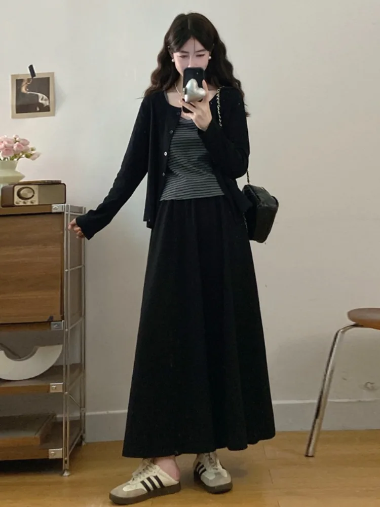 

Женский комплект больших размеров: укороченный топ в полоску с длинным рукавом и круглым вырезом, кардиган, юбка с высокой талией и жилет — модный весенний комплект для стройности