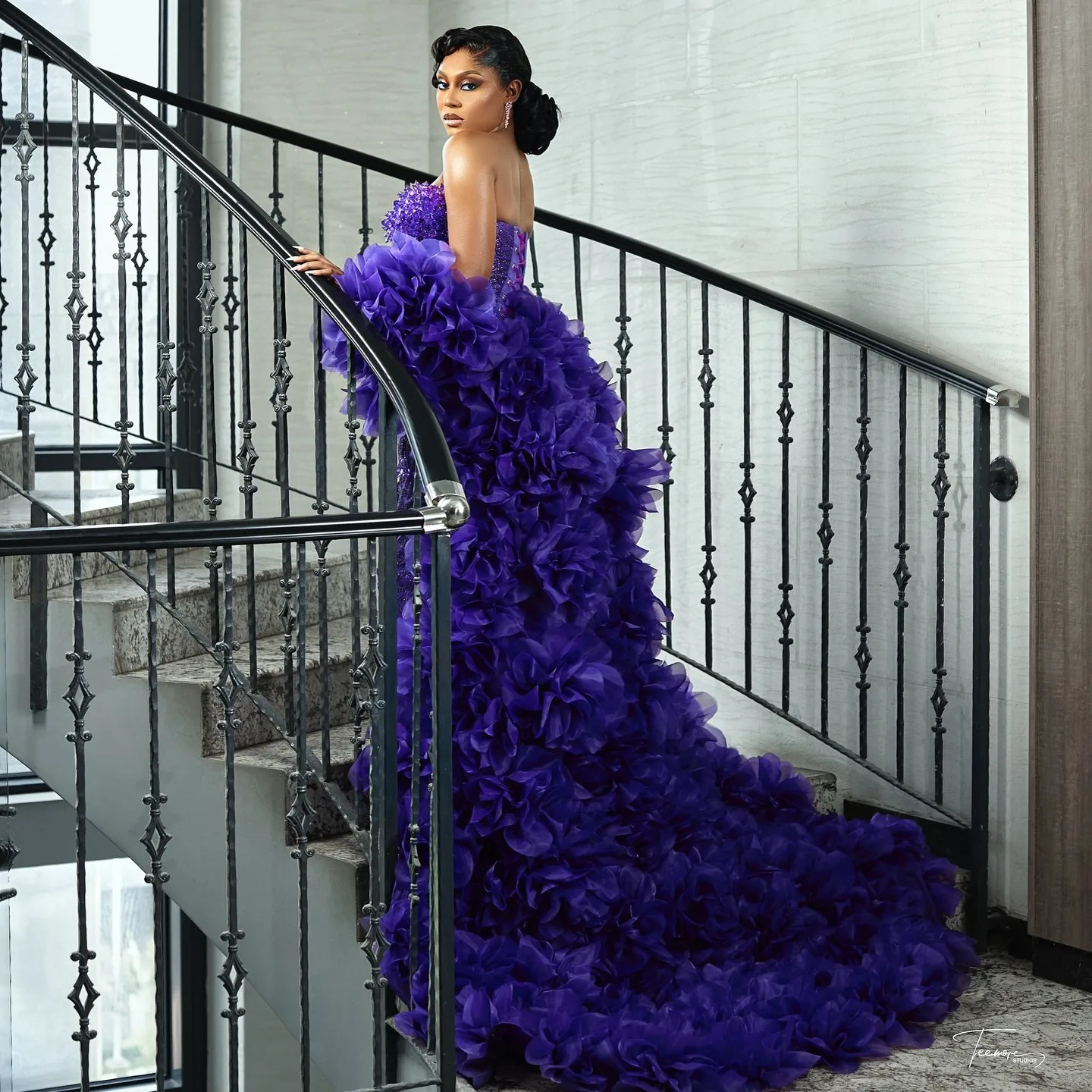 سترات نسائية طويلة مذهلة باللون الأرجواني سترات رسمية فاخرة للرأس ملابس خارجية لعرض المسرح