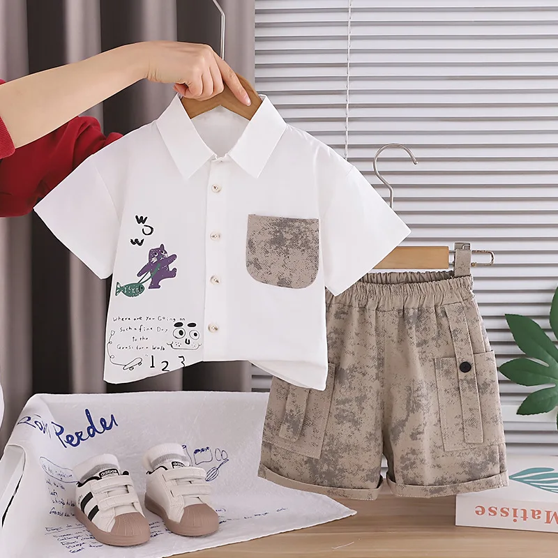 

Летний комплект для мальчиков 2026: Новая милая футболка с мультяшным граффити и шорты карго с эффектом тай-дай, 2 предмета, детская одежда для мальчиков