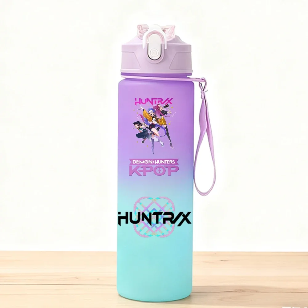 ขวดน้ำกีฬา KPop Demon Hunters 750 มล. ลายการ์ตูนน่ารักสำหรับเด็ก แก้วน้ำพลาสติกสำหรับเด็ก ลายอนิเมะ  ภาชนะใส่เครื่องดื่มเย็นแบบพกพา แก้วน้ำผลไม้