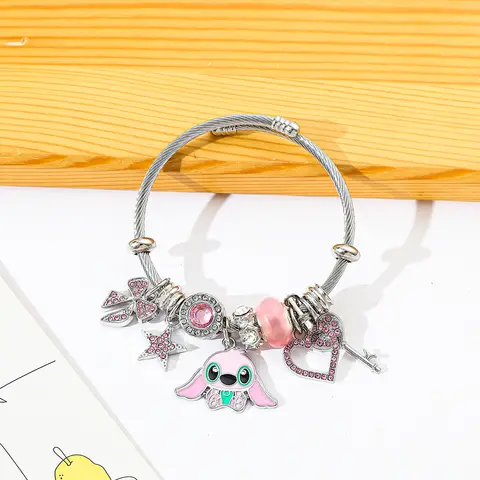 Armbandet i Stitch-serien har rosa dekorativa pärlor och hjärtformade hängen, lämpliga att bära under festivaler. 10 best sales strängstygn - №4