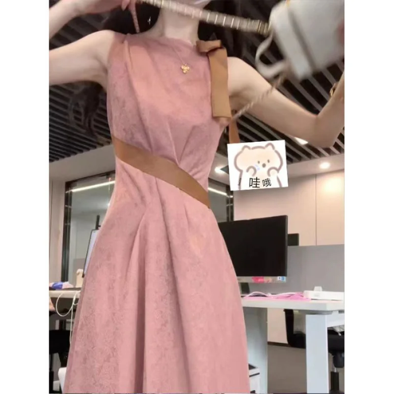 النمط الفرنسي تصميم تحسس بلا أكمام Dress2024New المرأة الصيف المتخصصة الرجعية الخصر مقصوص الراقية فستان بحزام الوردي