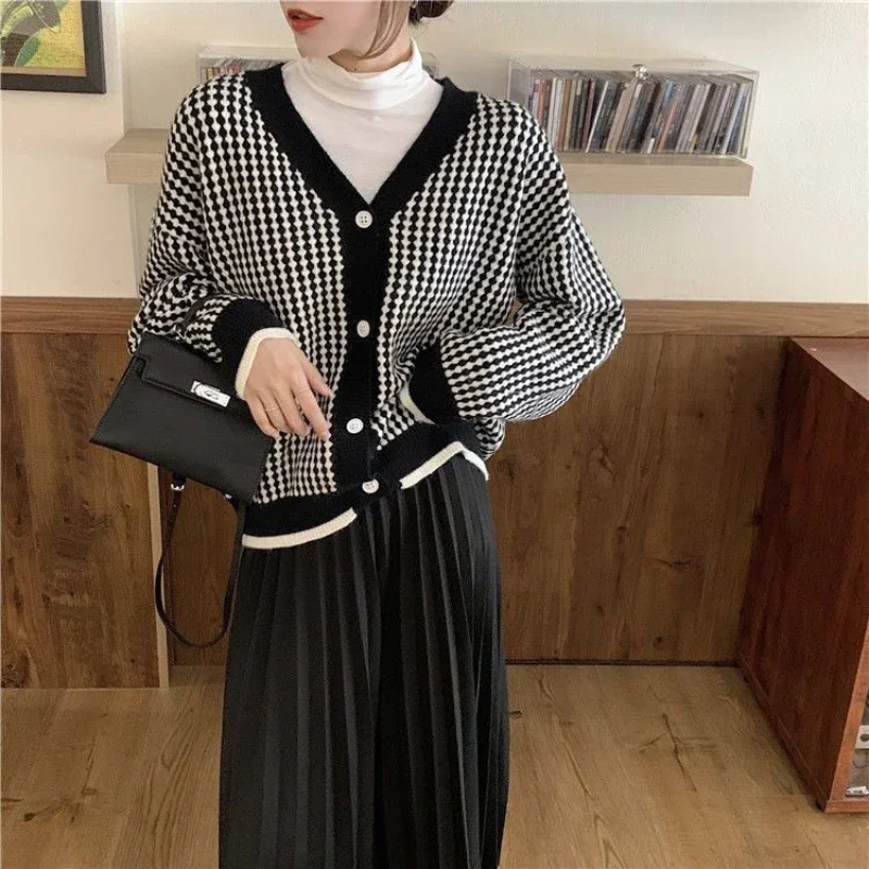 Knit Tops for Woman Black Cardigan Women's Sweater Plaid V-neck Winter Thermal Blouse New in Autumn 2024 Tricot Korean Style