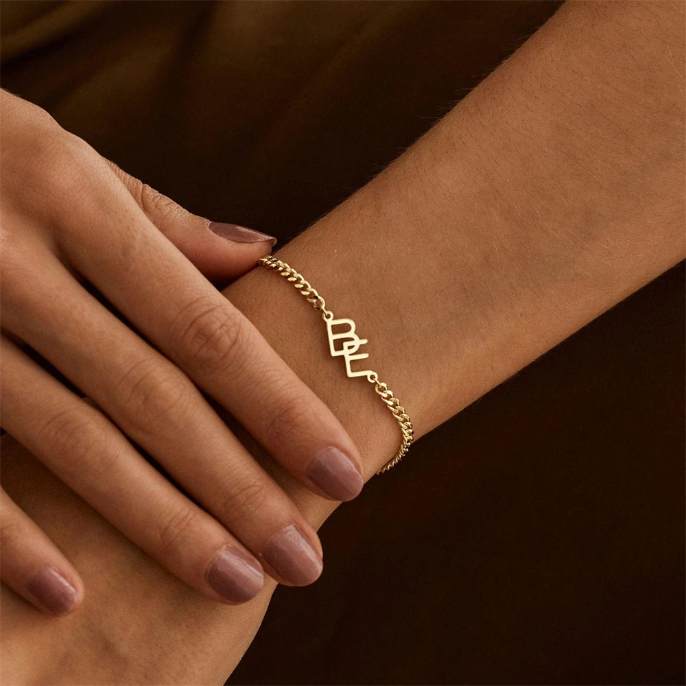 

Персонализированный браслет с переплетенными инициалами, ювелирные изделия на заказ, изящные браслеты с двумя буквами для женщин и мужчин, подарок на день Святого Валентина