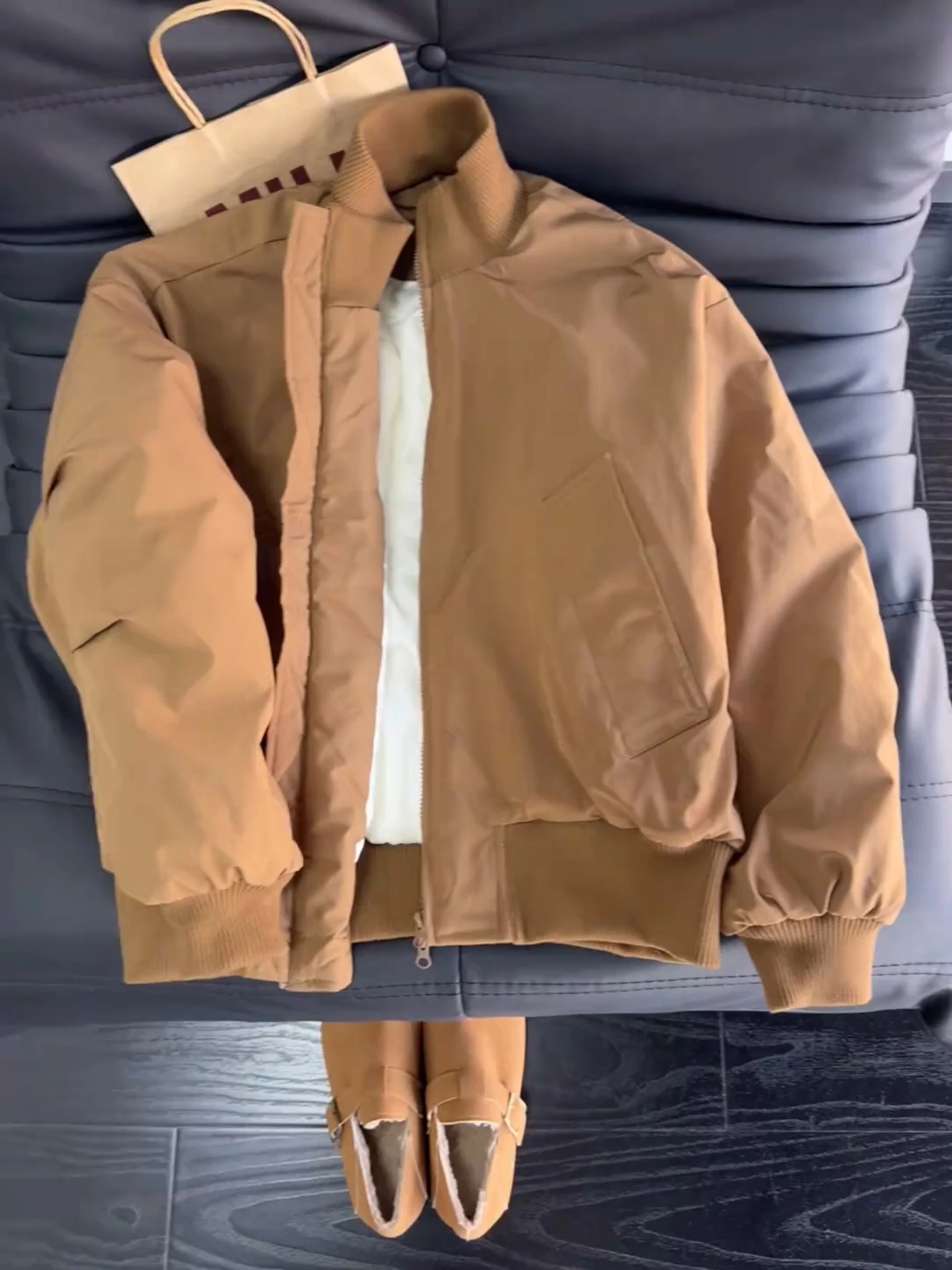 

Коричневая мужская зимняя куртка-пилот с воротником-стойкой, хлопковая, утепленная, приталенная, с длинными рукавами, в стиле бейсбольной куртки.