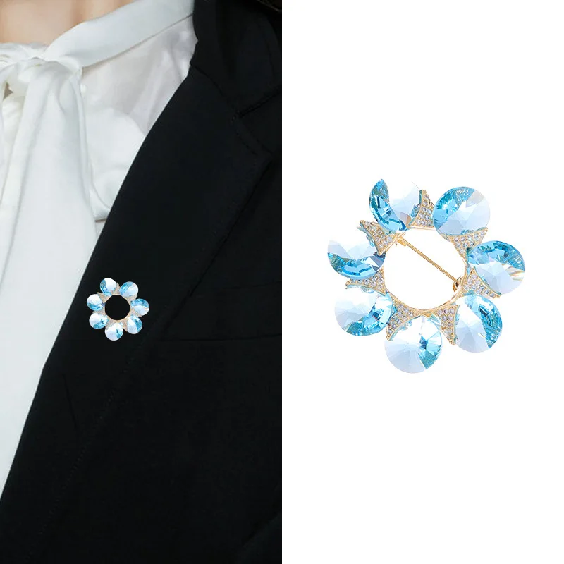 A light luxury zircon inlaid geometric round brooch from Shijia, a luxurious suit and evening accessory