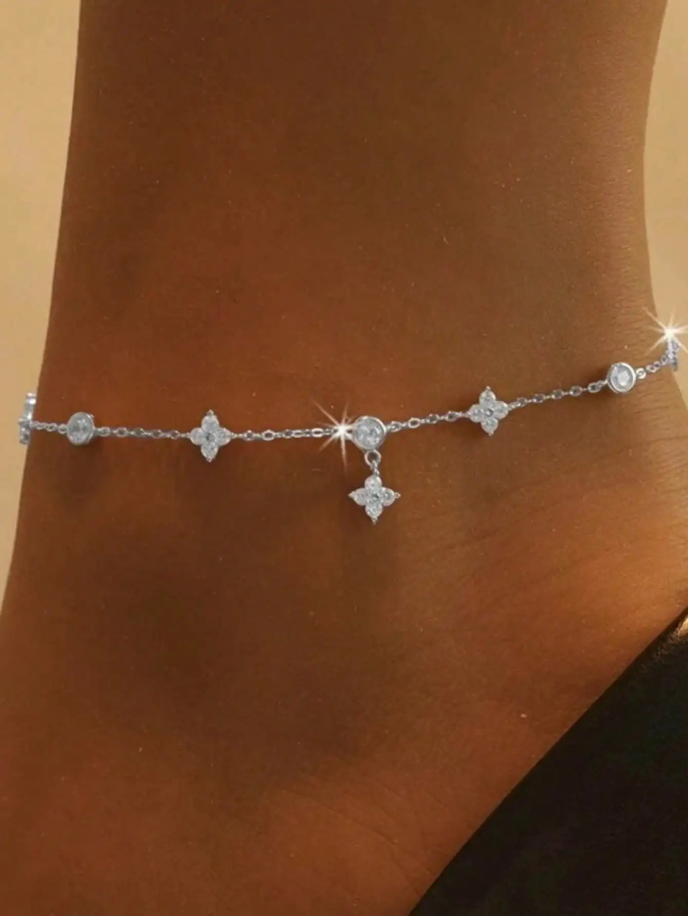 

1pc Women's Fashionable Shiny Four-Leaf Flower Anklet, Waterproof Stainless Steel Chain With Copper Flower Pendant, Suitable For Daily Wear, Parties, Beach