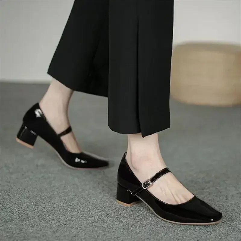 Chaussures en cuir à bout carré pour femmes, bouche peu profonde solide, talon haut, chaussures simples, mode printemps, nouveau, 2024