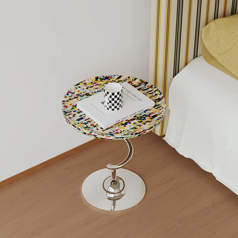 جانب الأريكة الإبداعية عدد قليل من طاولات القهوة الصغيرة المستديرة البسيطة بجانب السرير وطاولة غرفة النوم مصممة ركن غرفة المعيشة وعدد قليل من الشرفات والقهوة #5