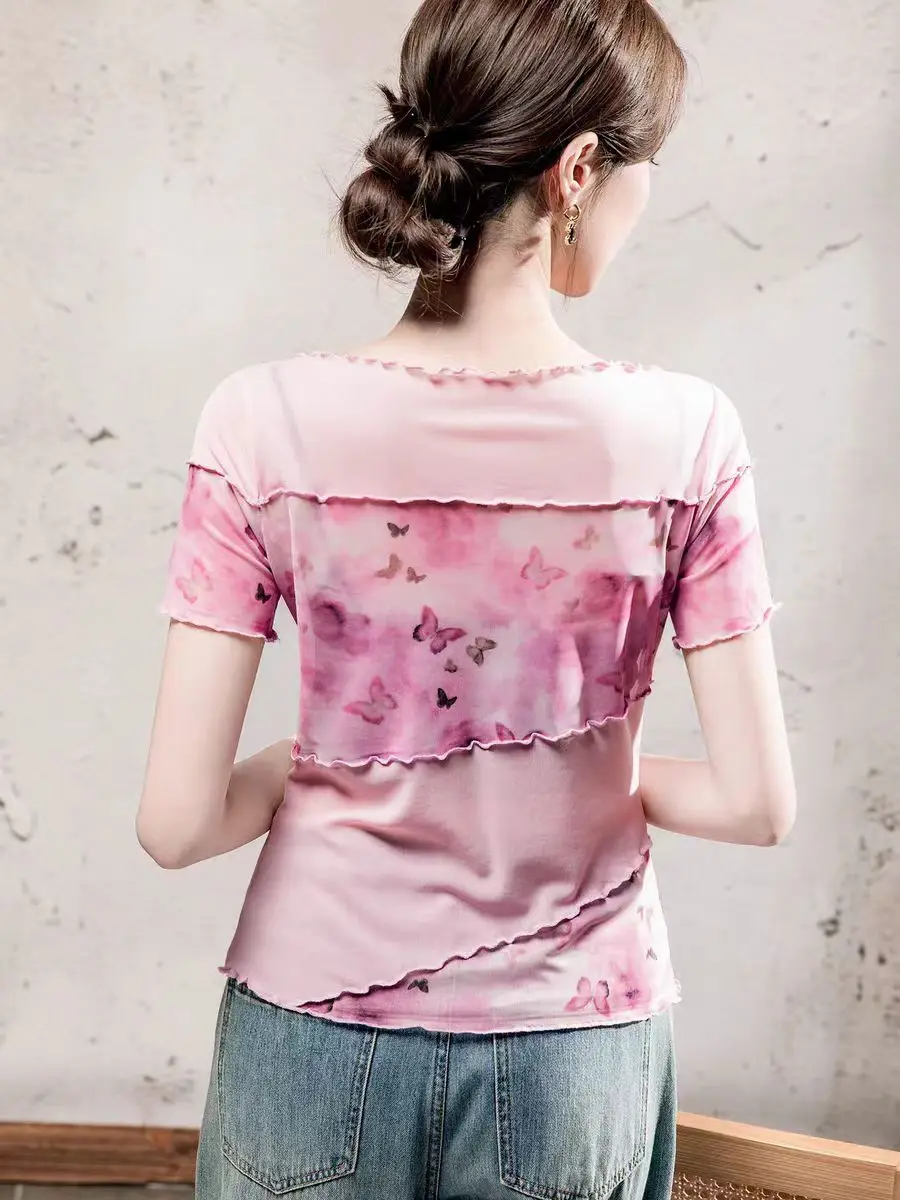 Camiseta de malha estampada: 2025 novo top feminino de verão com mangas com babados e blusa transparente chique leve e lisonjeira
