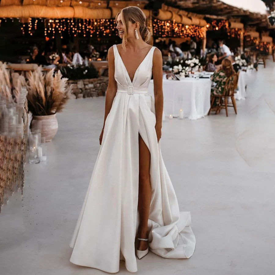 Abito da sposa sexy con scollo a V profondo da giardino personalizzato Abito da sposa in raso senza schienale senza maniche sexy con cintura alta divisa Robe De Mariée