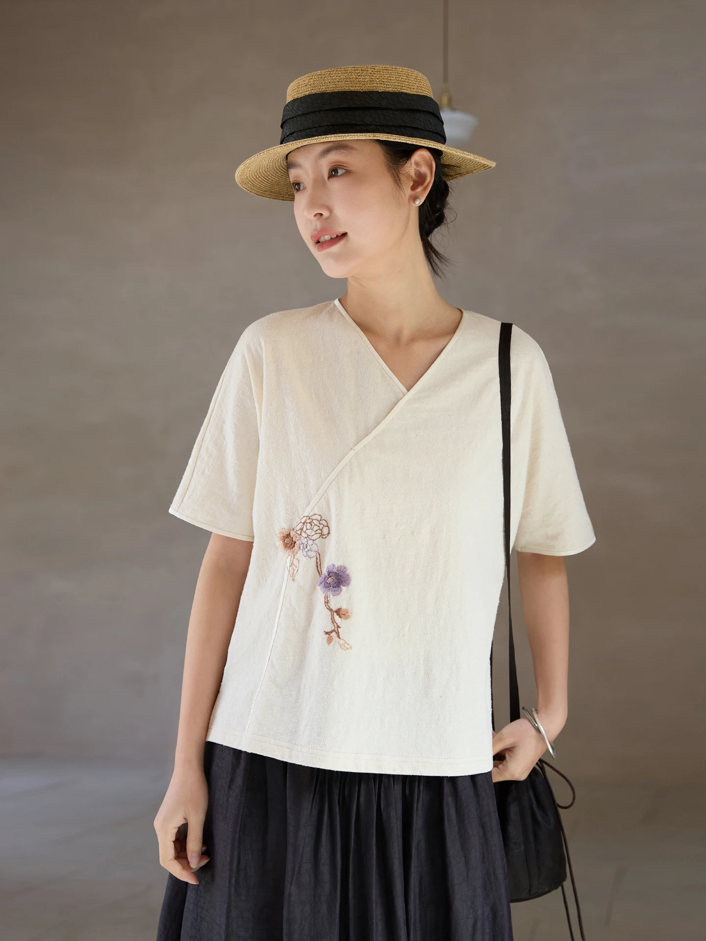 

Оригинальная трикотажная футболка с V-образным вырезом из чистого хлопка с вышивкой в стиле дзен, повседневный топ от GuanXue, модная летняя футболка для города