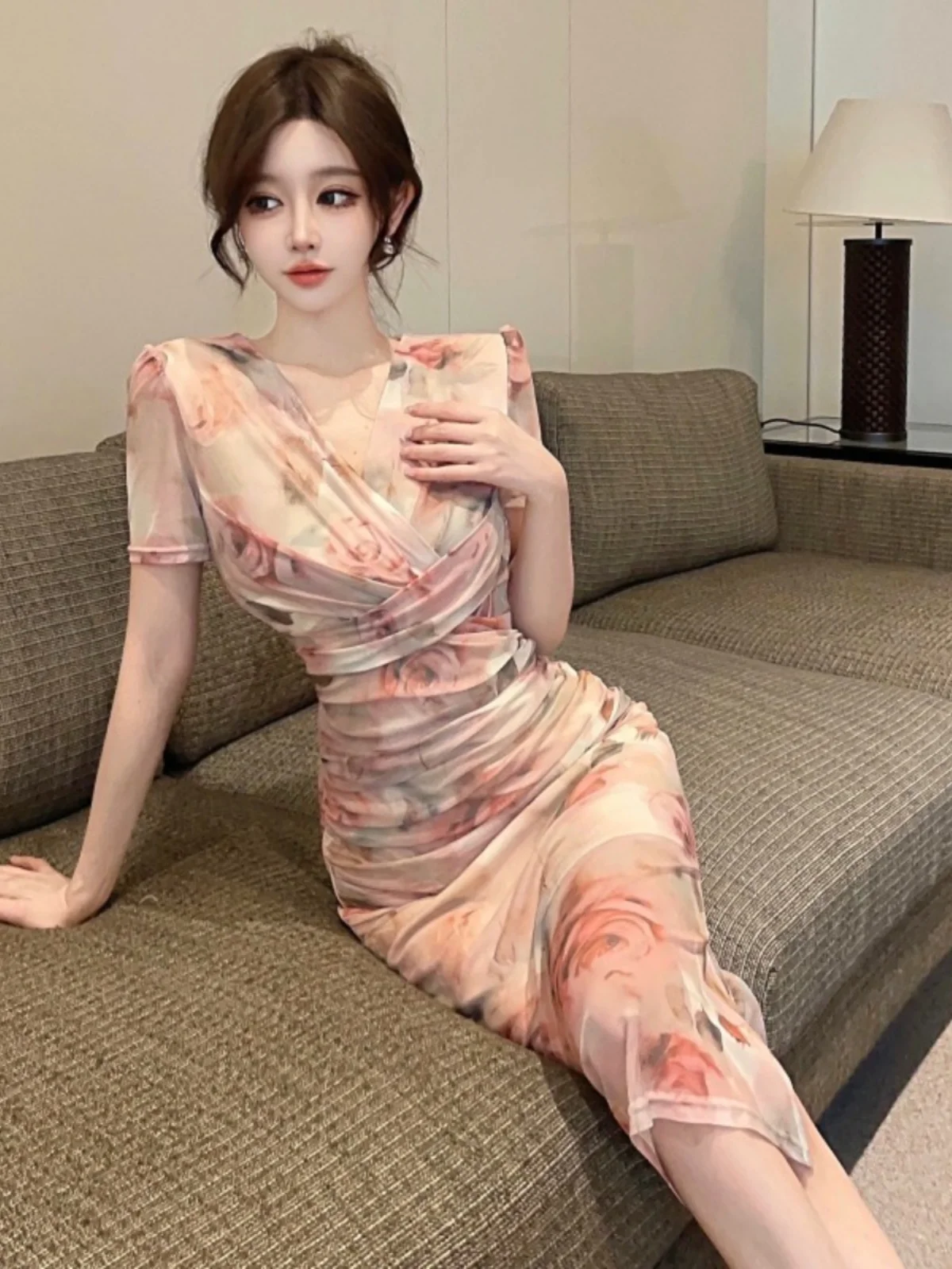 エレガントなヴィンテージ風花柄ドレス セクシーなメッシュVネック ウエストシェイプ スリット入りミディ丈 トレンド通勤 ハイウエスト ポリエステル繊維