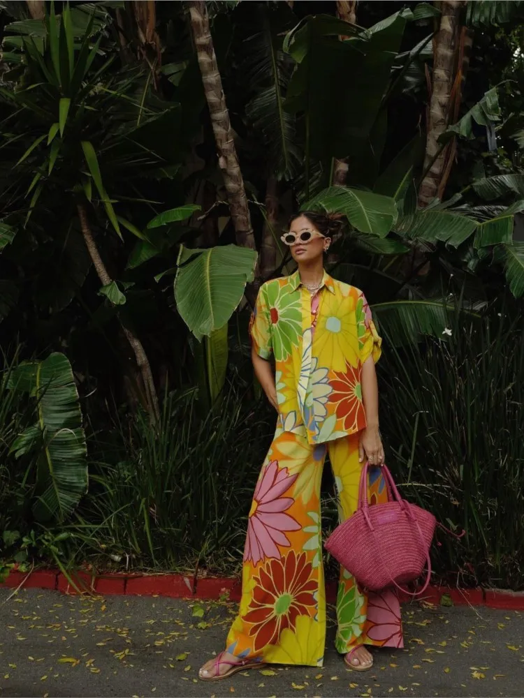 

Женский уличный костюм из двух предметов, свободная однобортная рубашка с цветочным принтом, коротким рукавом и отворотом, брюки с широкими штанинами