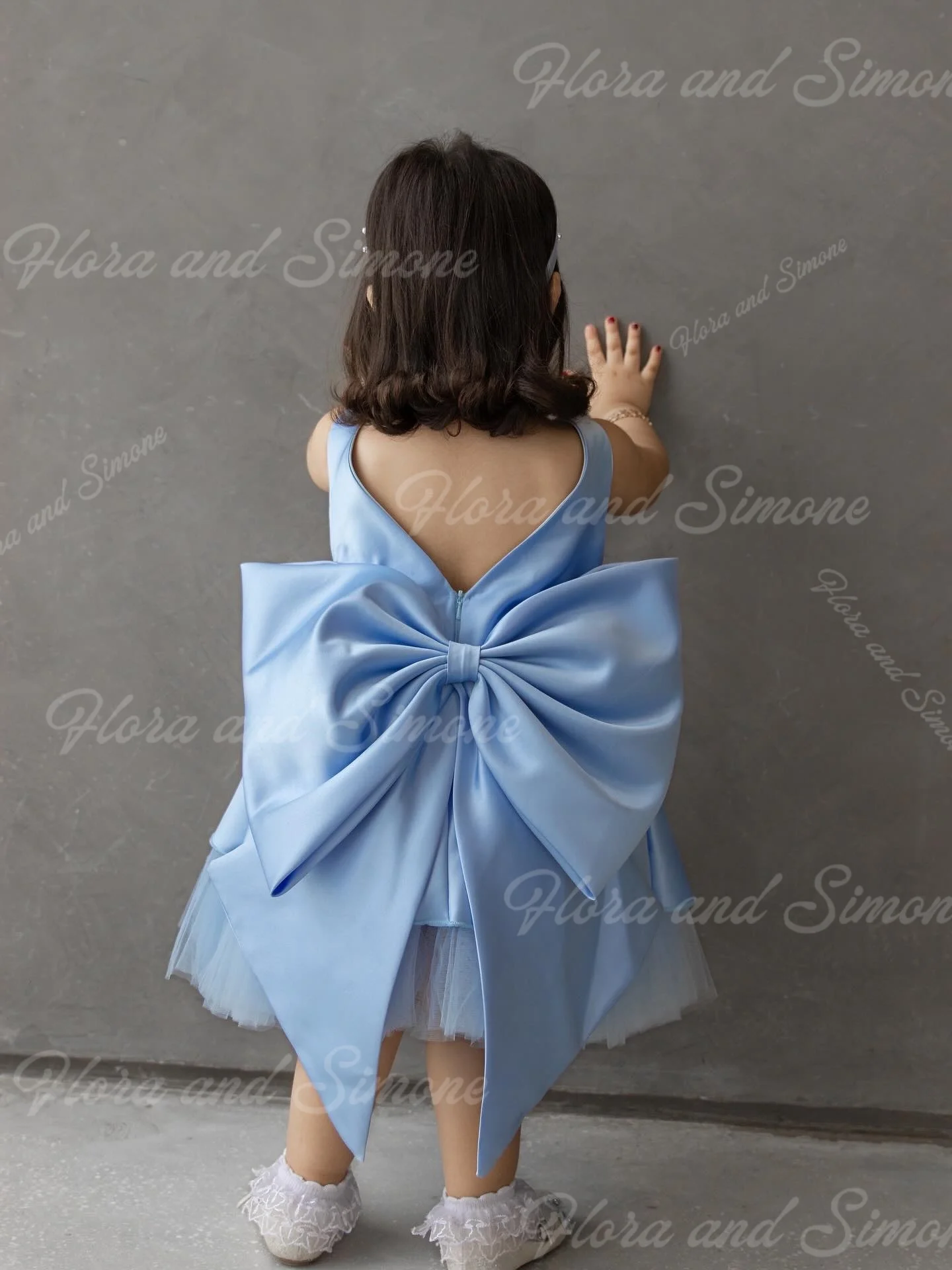 Vestido de niña de flores esponjoso sin mangas elegante de satén azul con lazo de perlas personalizado para fiestas de boda de vacaciones de primera comunión